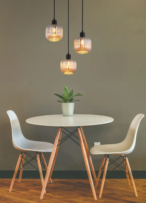 Tom Ø42 Rookkleurig hanglamp Van Globo Lighting - Den mattsvarta metallen ger ett modernt uttryck och passar perfekt in i olika inredningsstilar.