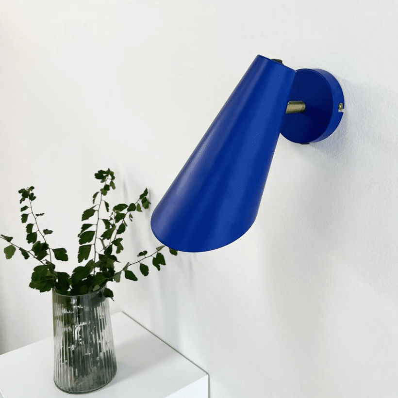 Cale 25cm Blauw leeslamp Van Dyberg Larsen - De beweegbare kap kan naar wens worden gedraaid en zorgt voor een gerichte lichtbundel, waardoor de lamp perfect is als nachtlampje of leeslamp bij het raam.