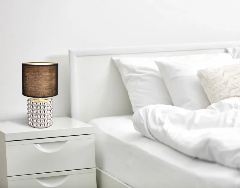 Valentino 33cm Chroom tafellamp Van Globo Lighting - P&aring; en cylinderformad fot i krompl&auml;terad keramik vilar en stilren, svart textilsk&auml;rm.
