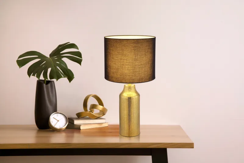 Elden 60cm Goud tafellamp Van Globo Lighting - Den guldf&auml;rgade keramiska basen i kombination med den svarta cylindriska textilsk&auml;rmen skapar en sofistikerad kontrast och blir en stilfull inredningsdetalj.