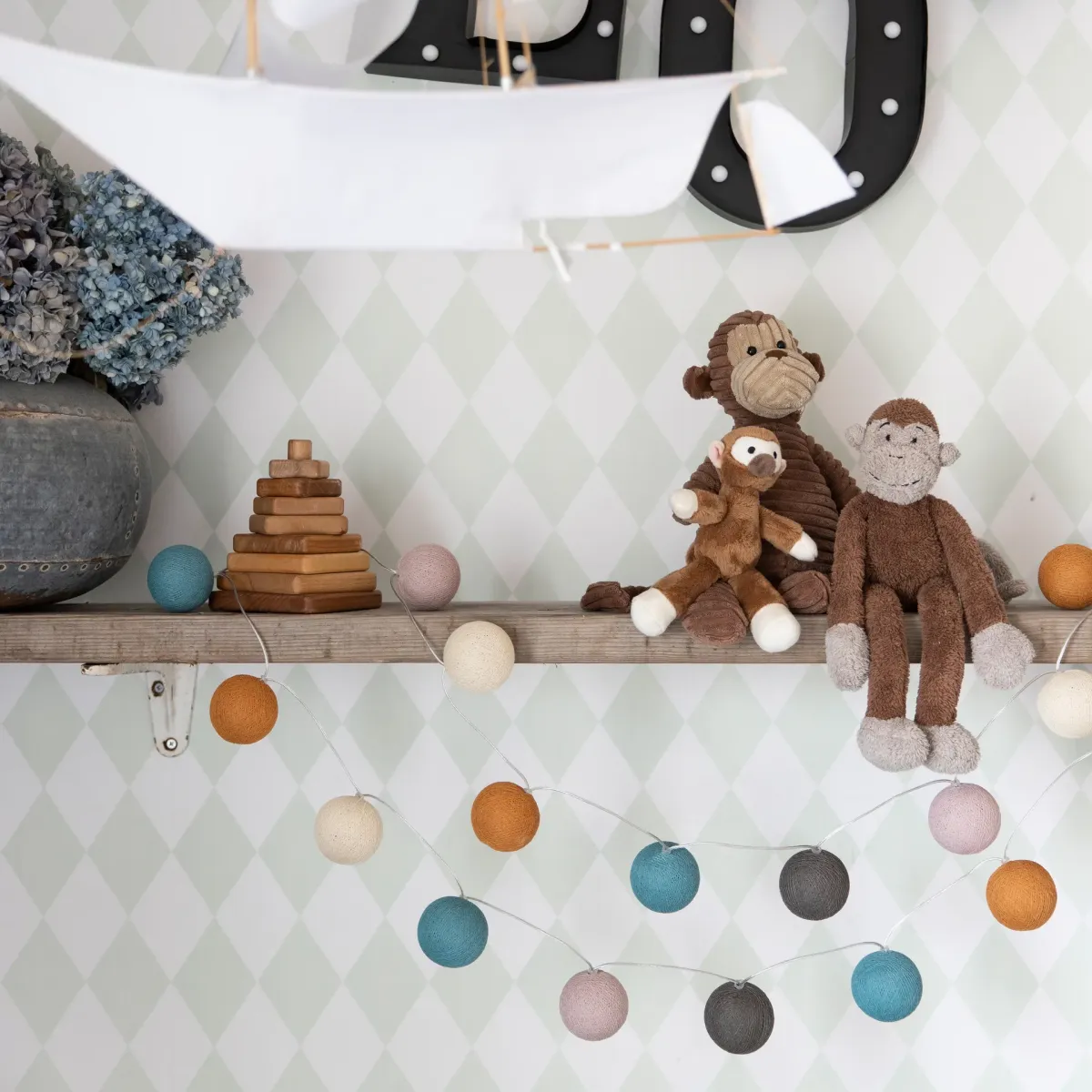Irislights New Day 35-lights Veelkleurig Van Irislights - Irislights New Day is een decoratieve lichtslinger met ballen in verschillende ingetogen maar speelse tinten die geschikt zijn voor een gezellige sfeer of een vleugje kleur.