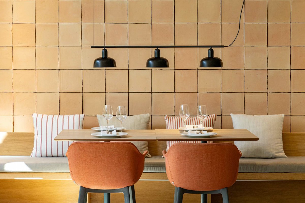 Tatawin 100cm Zwart hanglamp Van Faro Barcelona - Tatawin is een plafondlamp met een zwarte structuur en een zwarte metalen kap die een gefocust en stijlvol licht verspreidt.