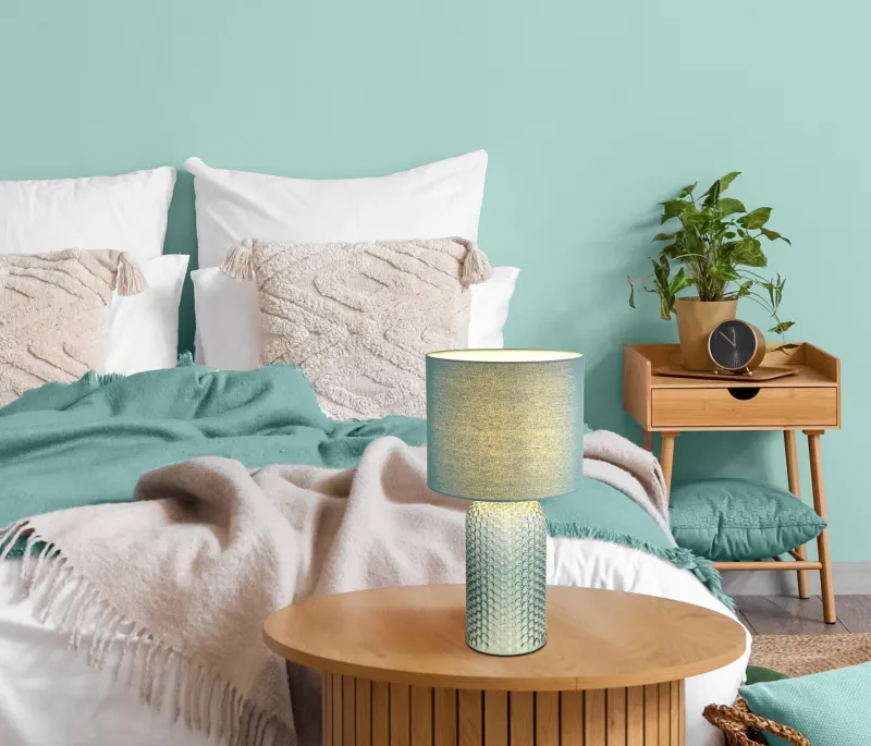 Sofia 50cm Groente tafellamp Van Globo Lighting - Bordslampan Sofia imponerar med sin eleganta kombination av en texturerad glaskropp och en cylindrisk textilsk&auml;rm i lyxig gr&ouml;n ton.