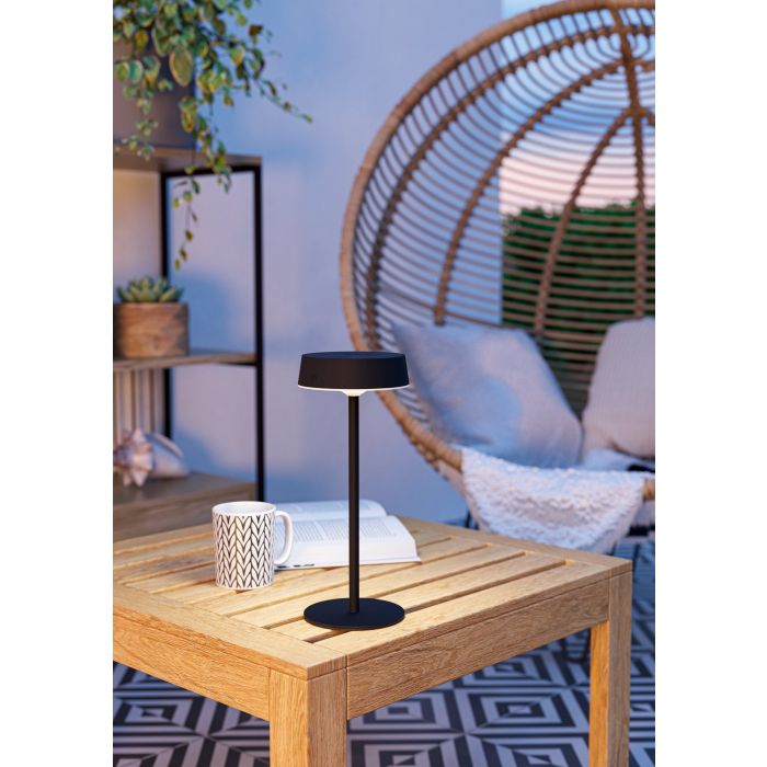 Simeri 30cm Zwart solarlamp Van Eglo - De lamp laadt u eenvoudig op via het zonnepaneel of de meegeleverde USB-kabel en beschikt over een touchdimmer met drie helderheidsniveaus, waarmee u de verlichting naar wens kunt aanpassen.