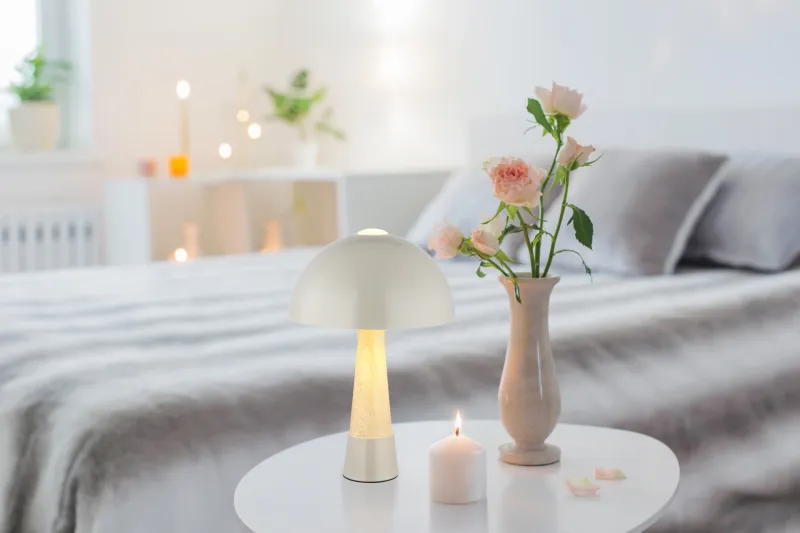 Paulin 36cm Grijs tafellamp Van Globo Lighting - Den runda kroppen i matt gr&aring; metall med tr&auml;look ger ett stilfullt och naturligt uttryck samtidigt som den &auml;r h&aring;llbar och l&auml;tt att reng&ouml;ra.