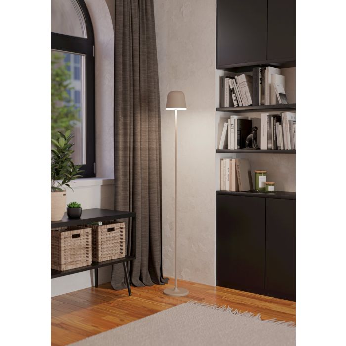 Mannera 140cm Zand Draagbare Van Eglo - Dankzij de draadloze functie kan de lamp vrij in de kamer worden geplaatst en verspreidt hij een gelijkmatig en aangenaam licht - ideaal om sfeer te creëren of om bij te lezen.