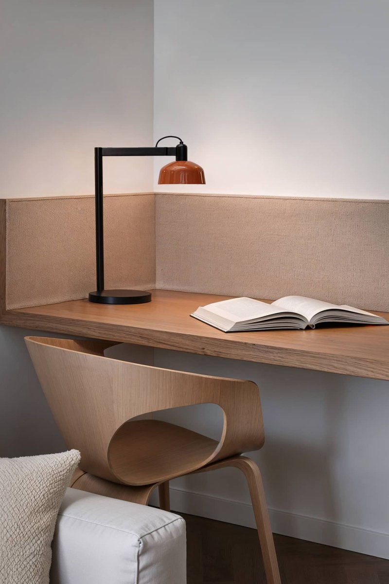 Tatawin 58cm Rood-oranje bureaulamp Van Faro Barcelona - Tatawin is een tafellamp met een zwarte structuur en een rood-oranje metalen kap die gericht, geconcentreerd licht geeft.