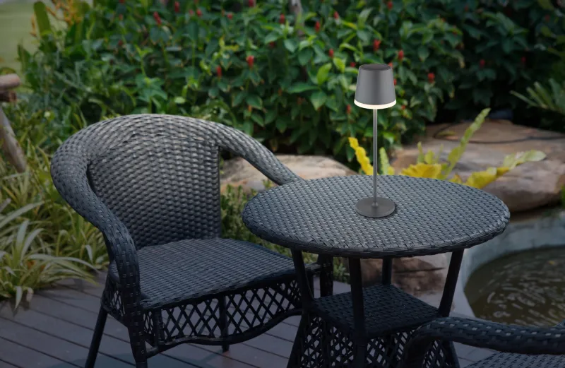 Bordslampa LED Antraciet solarlamp Van Globo Lighting - Den diskreta designen sm&auml;lter in i alla milj&ouml;er och med IP44-klassning &auml;r den t&aring;lig mot v&auml;der och vind.
