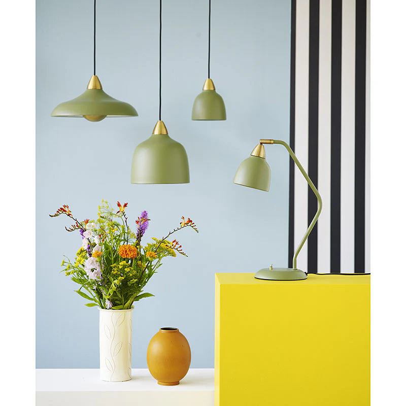 Urban Ø24 Olijfgroen hanglamp Van Superliving - De Urban hanglamp combineert modern design met een luxueuze toets van messing en cre&euml;ert zo een stijlvolle en verfijnde sfeer in uw huis.