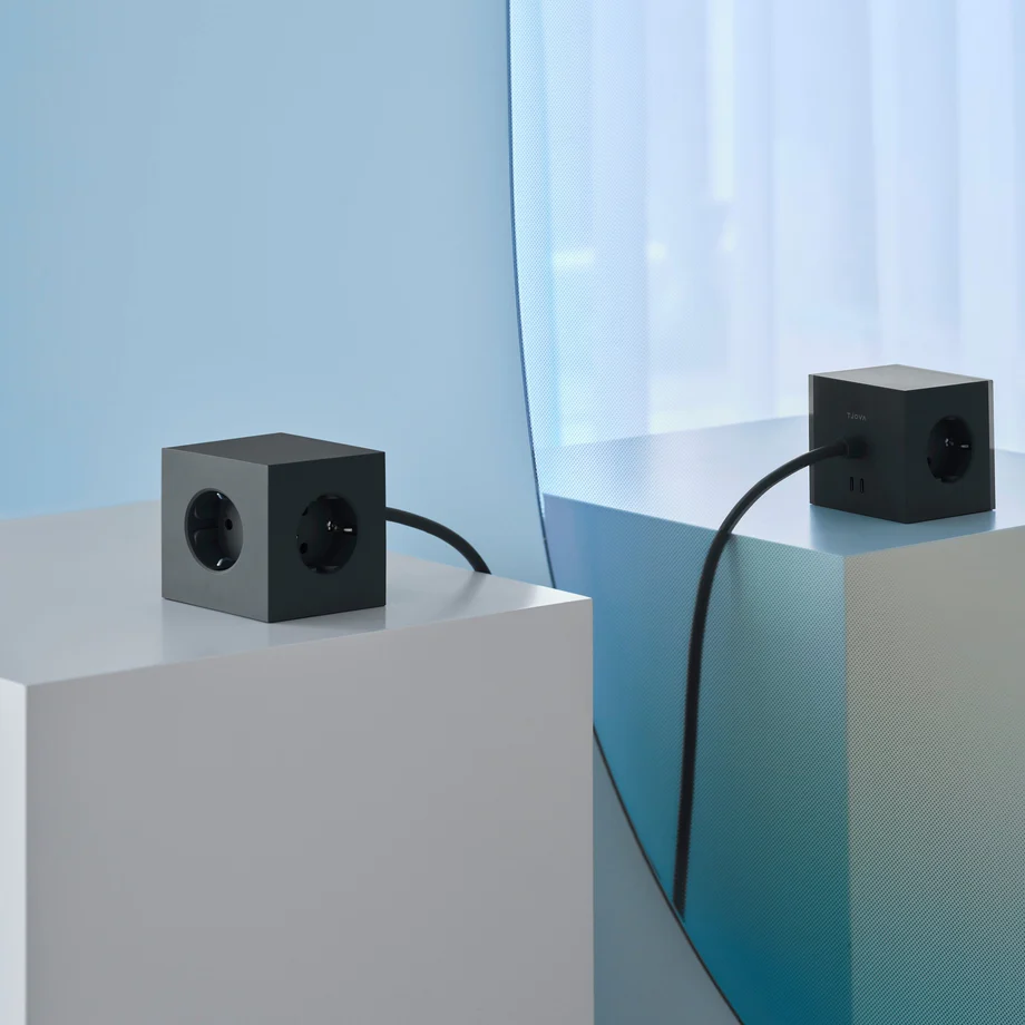 Square 1 with 30W Dual USBC & Magnetic base, 3m Zwart Van Avolt - Stekkerdoos van Avolt met een stijlvol design met een lang PVC-snoer, een kubus van gerecycled plastic en een magnetisch plaatje aan de onderkant, zodat u de stekkerdoos gemakkelijk aan de muur kunt hangen.