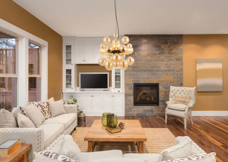 Udo Ø50 Amber hanglamp Van Globo Lighting - Lampans sk&auml;rm best&aring;r av vackra glasklot i en varm b&auml;rnstensf&auml;rg, vilket skapar en mjuk och inbjudande ljusst&auml;mning med ett bl&auml;ndfritt, harmoniskt sken.