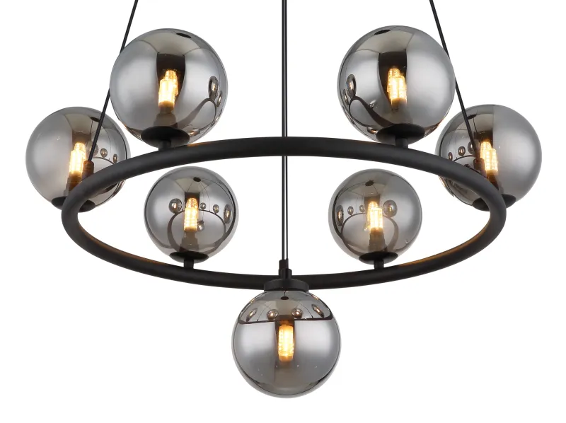 Riha Ø60 Rookkleurig hanglamp Van Globo Lighting - Lampan &auml;r av mattsvart metall och ger ditt hem en lyxig och inbjudande atmosf&auml;r.