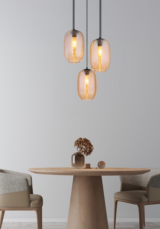 Jefrey Ø47 Amber hanglamp Van Globo Lighting - Denna eleganta taklampa har en rund form och &auml;r utrustad med tre rundade glaskupor i varm b&auml;rnstensf&auml;rg.