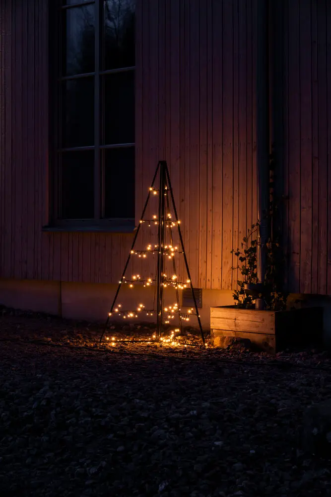 Metalen Decoratie Pyramide 120cm Zwart Van Konstsmide - Met 171 warme amberkleurige LED-lampjes verspreidt het een elegant licht en cre&euml;ert het een magische sfeer.