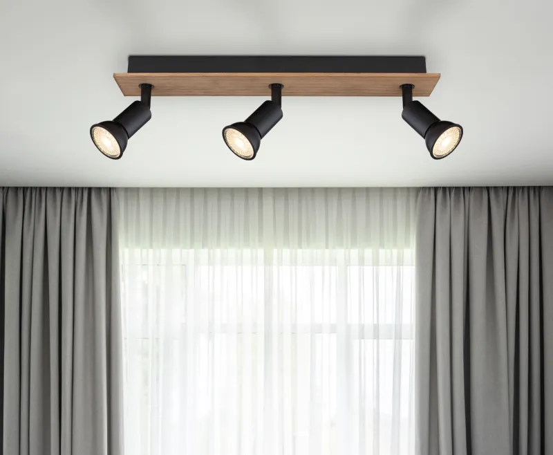 Drew 3 Natuur spot Van Globo Lighting - Drew &auml;r en stilren takspotlight som imponerar med sin design i svart metall och m&ouml;rkt tr&auml;.
