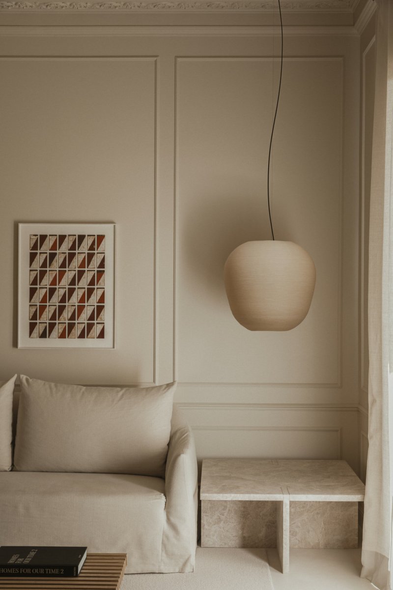 Tierra Ø52 Beige hanglamp Van Faro Barcelona - Het unieke, onregelmatige oppervlak geeft een authentieke ambachtelijke uitstraling, terwijl de bijenkorfachtige vorm een warm en zacht licht verspreidt.