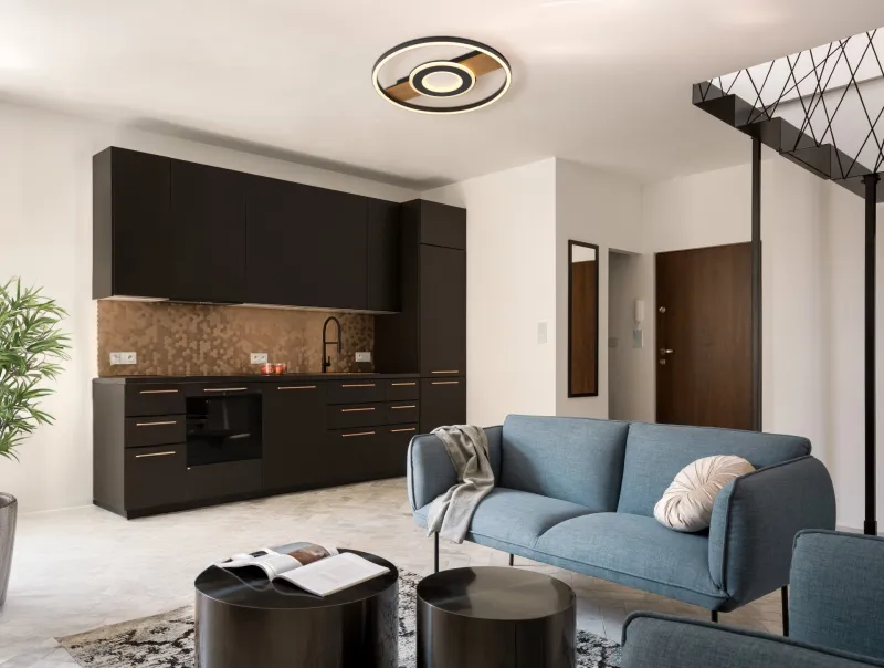 Pikara Ø40 Hout plafondlamp Van Globo Lighting - Den mattsvarta metallen tillsammans med tr&auml;looken skapar en stilfull balans mellan samtida design och naturlig estetik.