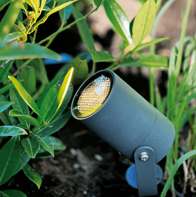 Luna Start Donkergrijs Van Lightson - Det ing&aring;r en st&ouml;rre transformator f&ouml;r att kunna bygga ut ditt system i framtiden, en 5m grenkabel och 2st m&ouml;rkgr&aring; Luna markspottar.