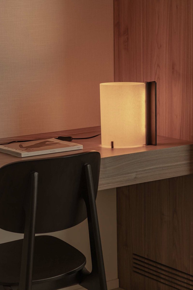 Cata 25cm Zwart tafellamp Van Faro Barcelona - Cata is gemaakt van gecertificeerd en duurzaam hout en combineert een zwarte, verfijnde afwerking met een duidelijke focus op het milieu.