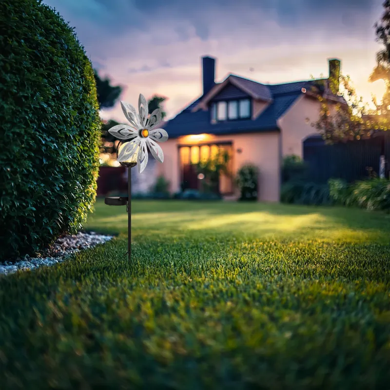 Wind Zilver solarlamp Van Globo Lighting - De dekorativa bladen i silverfinish roterar med vinden och skapar en vacker r&ouml;relse, medan den inbyggda solcellsbelysningen lyser upp i m&ouml;rkret f&ouml;r en magisk effekt.