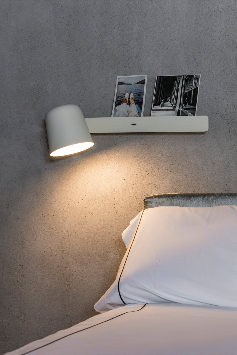 Tila 46cm Wit leeslamp Van Faro Barcelona - De witte stalen constructie in Scandinavische stijl herbergt niet alleen een volledig verstelbare lichtbron, maar fungeert ook als een praktische plank voor een boek of tijdschrift.