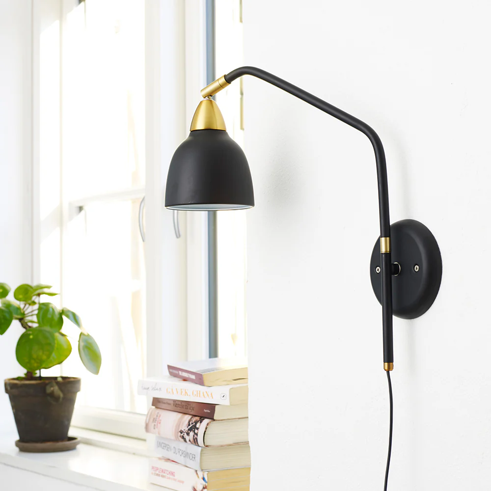 Urban 40cm Zwart wandlamp Van Superliving - Urban is niet zomaar een lamp &ndash; het is een stijlvolle oplossing voor uw huis.