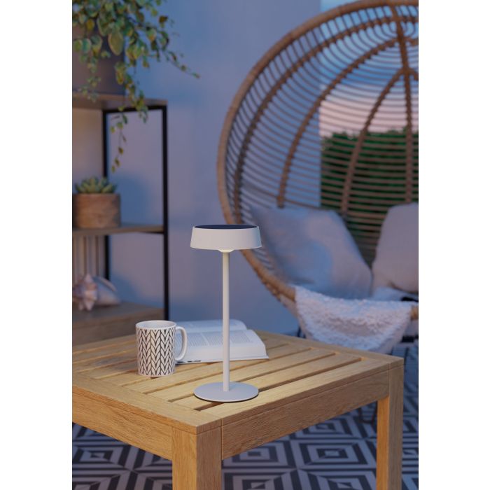 Simeri 30cm Wit solarlamp Van Eglo - De lamp laadt u eenvoudig op via het zonnepaneel of de meegeleverde USB-kabel en beschikt over een touchdimmer met drie helderheidsniveaus, waarmee u de verlichting naar wens kunt aanpassen.