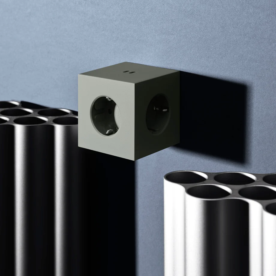 Square 2 Socket extender with 30W Dual USBC Groente Van Avolt - Stopcontactvergroter van Avolt met een stijlvol design met een kubus van gerecycled plastic en een magnetisch plaatje aan de onderkant, zodat u de stekkerdoos gemakkelijk aan de muur kunt hangen.