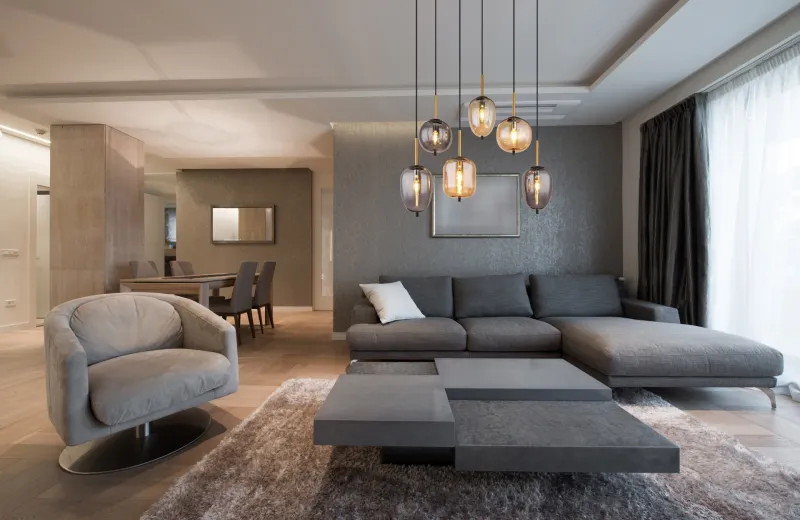 Blacky 80cm Amber hanglamp Van Globo Lighting - De sex r&ouml;k- och amberf&auml;rgade glasgloberna i olika former h&auml;nger fr&aring;n en svart, rektangul&auml;r takplatta och kan justeras upp till 120 cm fr&aring;n taket.