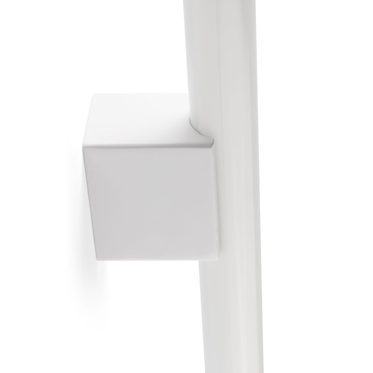 Calma 50cm Wit badkamerlamp Van Faro Barcelona - Calma is een wandlamp met een witte afwerking, perfect voor algemene verlichting in bijvoorbeeld keukens, gangen of gangen.