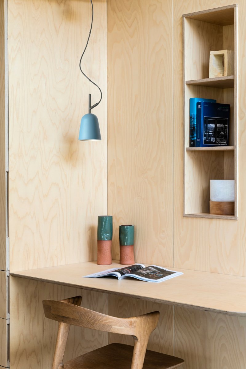 Studio Ø10 Blauw hanglamp Van Faro Barcelona - De unieke kabelklem in de vorm van een boomtak geeft de lamp een persoonlijk en speels karakter.