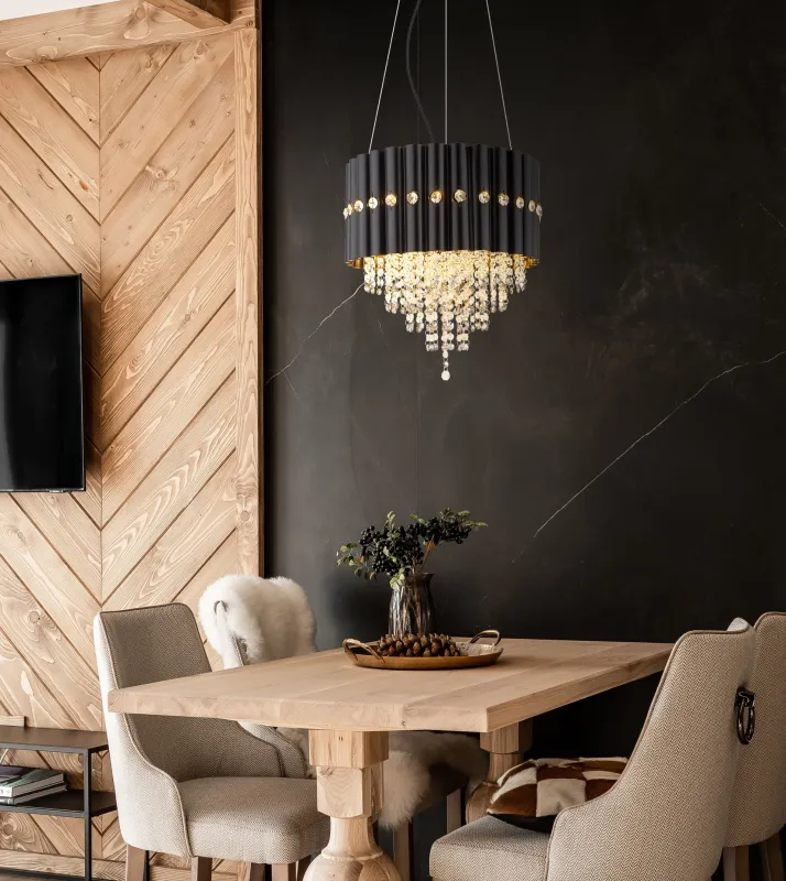 Eleos Ø40 Zwart hanglamp Van Globo Lighting - Med en stomme i matt svartlackerad metall och en lampsk&auml;rm i samma nyans sm&auml;lter den harmoniskt in i b&aring;de moderna och klassiska interi&ouml;rer.