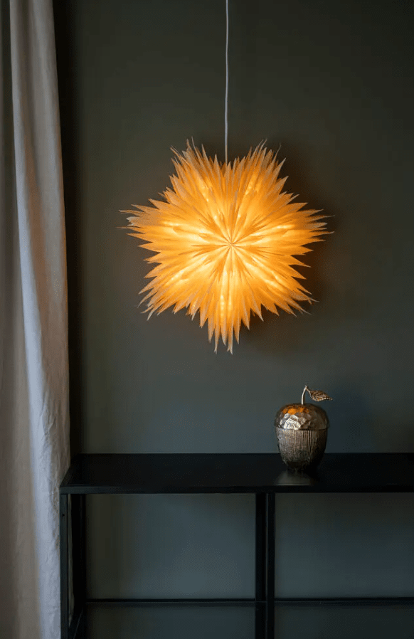 Papieren Ster Ø60 Goud Van Konstsmide - Ideaal om in het raam te hangen of tegen een mooie muur &ndash; een tijdloze decoratie die elke kamer met haar eenvoudige elegantie verfraait.