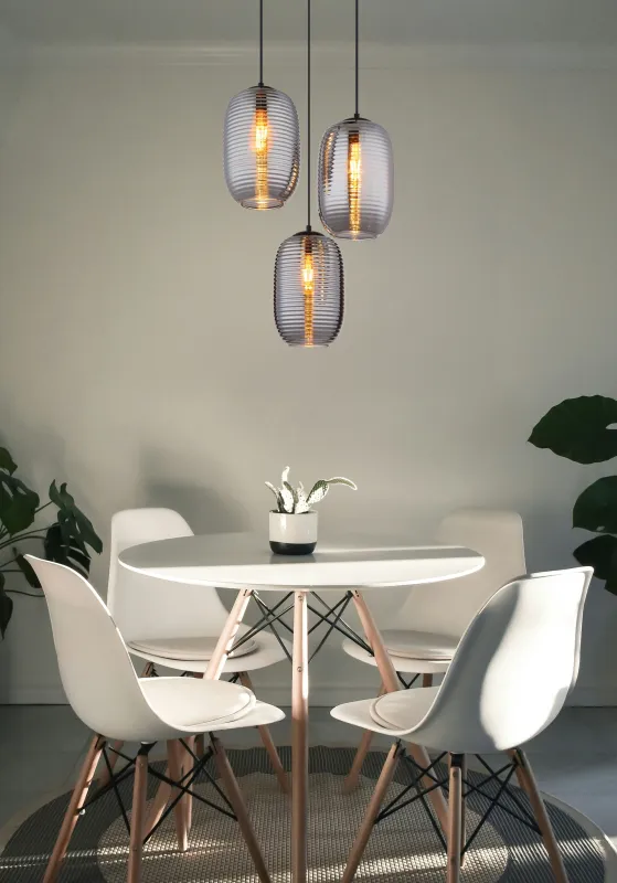 Jefrey Ø47 Rookkleurig hanglamp Van Globo Lighting - Denna eleganta taklampa har en rund form och &auml;r utrustad med tre rundade kupor i r&ouml;kf&auml;rgat glas.