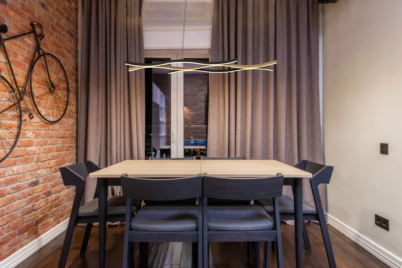 Geronimo 108cm Natuur hanglamp Van Globo Lighting - Den mattsvarta metall- och aluminiumstommen, kompletterad med tr&auml;liknande dekorationer och en opalf&auml;rgad plastsk&auml;rm, ger en stilren och harmonisk estetik.