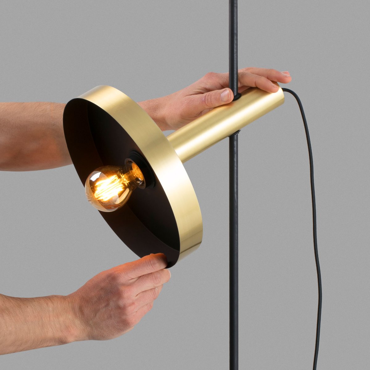 Whizz 120cm Goud hanglamp Van Faro Barcelona - Whizz is ideaal te combineren met een decoratieve filamentlamp om de uitstraling te benadrukken en sfeervolle verlichting te cre&euml;ren met een focus op design.
