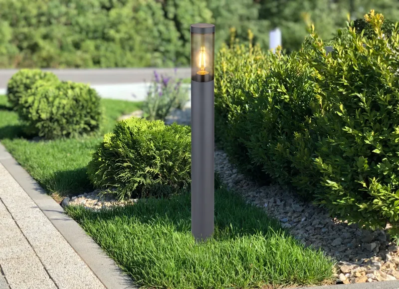 Boston 80cm Antraciet lichtpaaltjes Van Globo Lighting - Tillverkad i rostfritt st&aring;l med en r&ouml;kf&auml;rgad plastsk&auml;rm ger den ett mjukt och behagligt ljus.