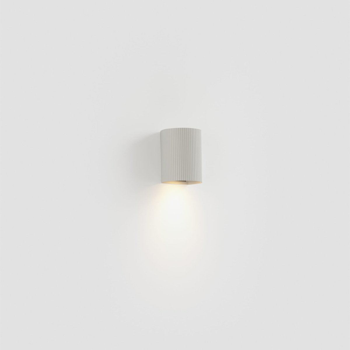 Sole 10cm Wit gegroefd wandlamp Van Faro Barcelona - Sole is een compacte wandlamp in wit met een gecanneleerd oppervlak dat subtiele verfijning toevoegt aan elke omgeving.