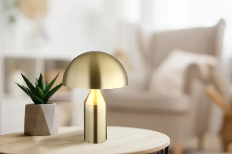 Atoma 40cm Messing tafellamp Van Globo Lighting - Sk&auml;rmen i matt m&auml;ssing och vitt skapar en harmonisk kontrast och ger en behaglig ljusspridning.