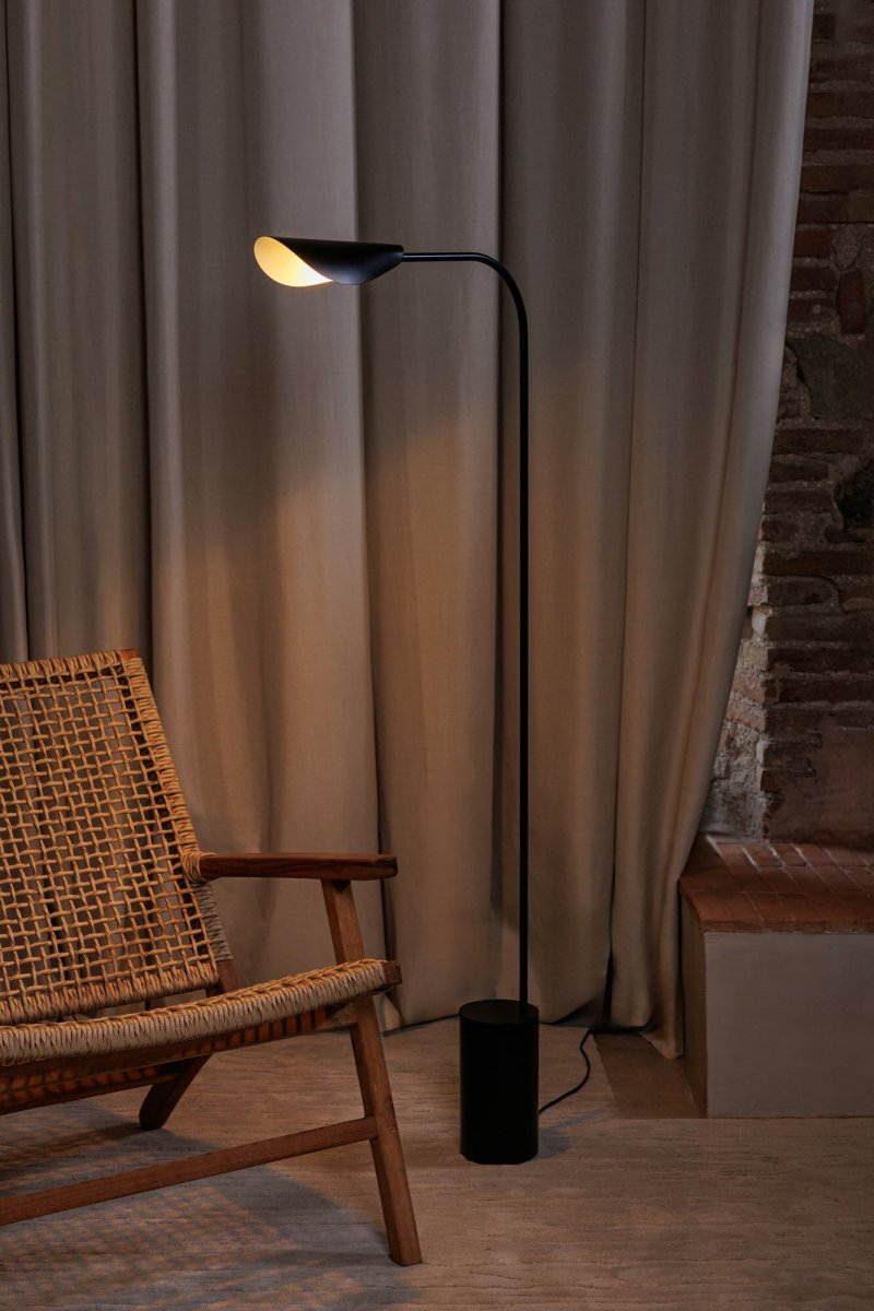 Liggera Zwart vloerlamp Van Faro Barcelona - De zachte, natuurlijke vormen doen denken aan het silhouet van een tak en geven de lamp een harmonieuze en organische uitstraling.