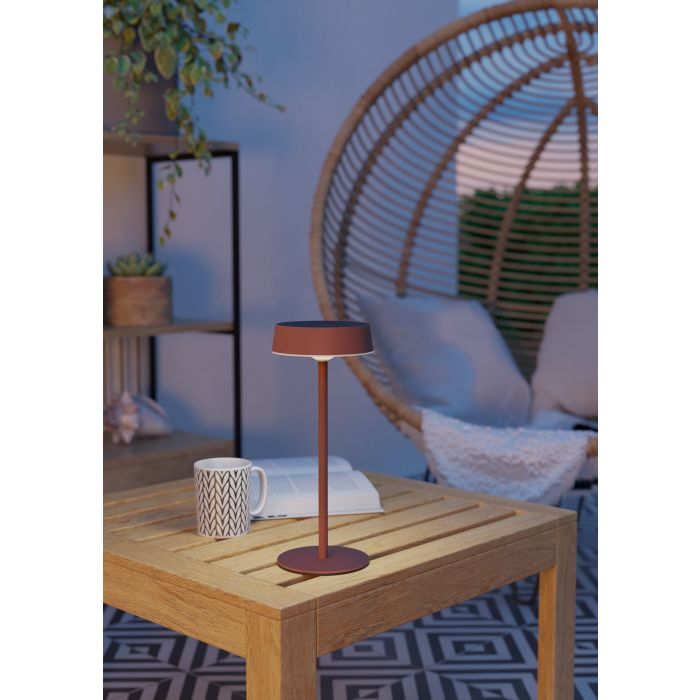 Simeri 30cm ROOD solarlamp Van Eglo - De lamp laadt u eenvoudig op via het zonnepaneel of de meegeleverde USB-kabel en beschikt over een touchdimmer met drie helderheidsniveaus, waarmee u de verlichting naar wens kunt aanpassen.