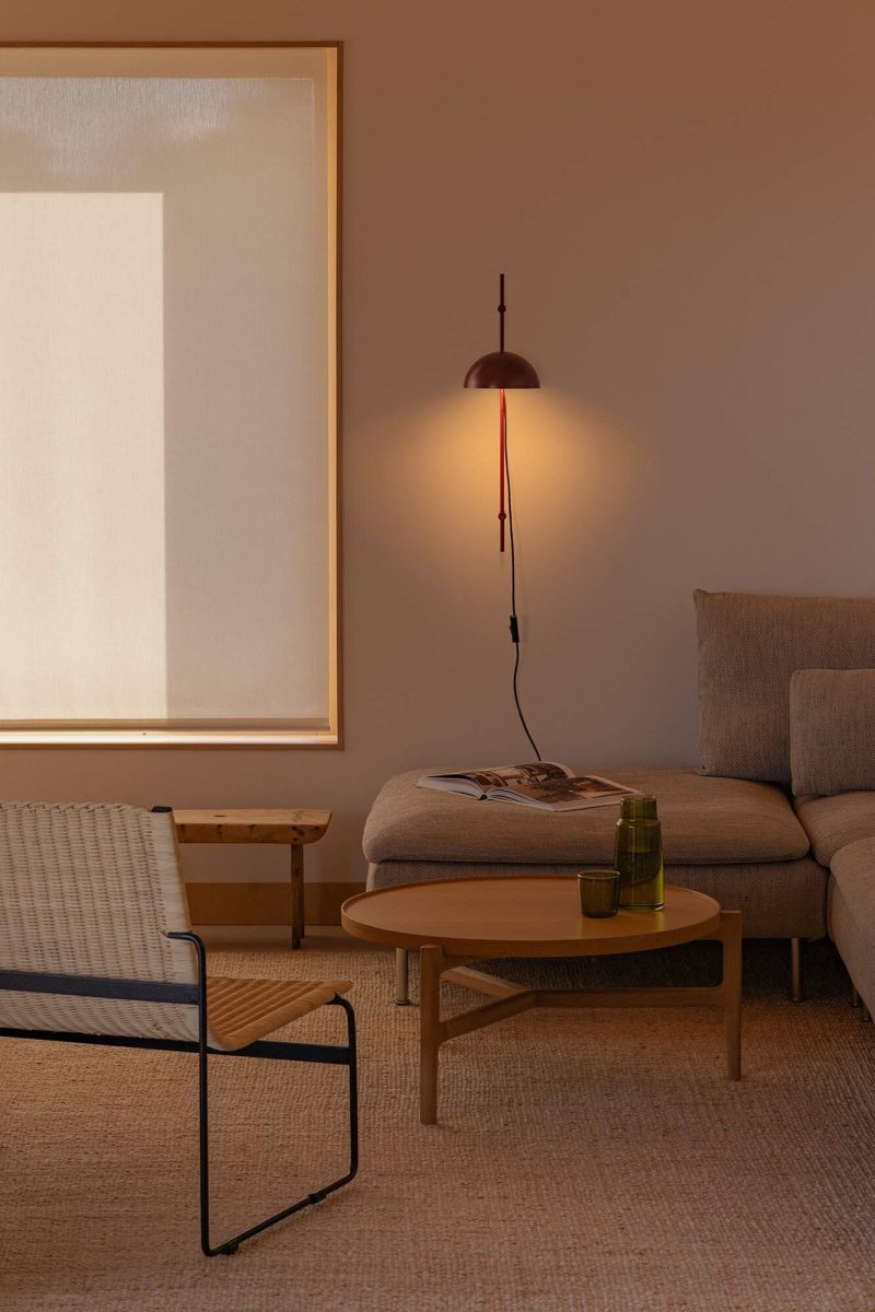 Matilda 60cm Bourgondië wandlamp Van Faro Barcelona - Matilda is een bordeauxrode wandlamp met een beweegbare arm, ontworpen in een geometrische en minimalistische stijl die in elke kamer past.