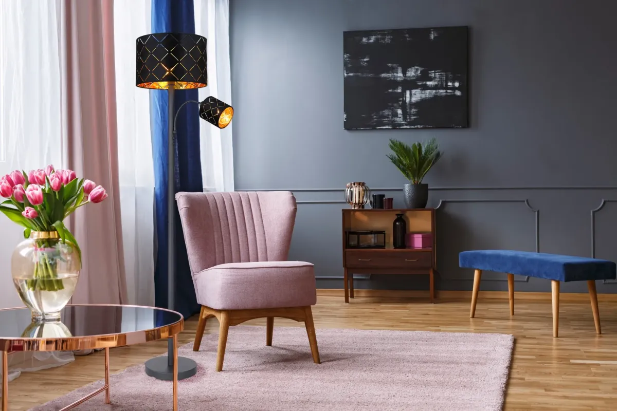 Sunna Zwart vloerlamp Van Globo Lighting - Den runda stommen i h&ouml;gkvalitativ svart metall ger stabilitet och tidl&ouml;s charm, medan den svarta lampsk&auml;rmen i sammet med dekorativa utsk&auml;rningar tillf&ouml;r en lyxig k&auml;nsla och skapar ett fascinerande ljusspel.