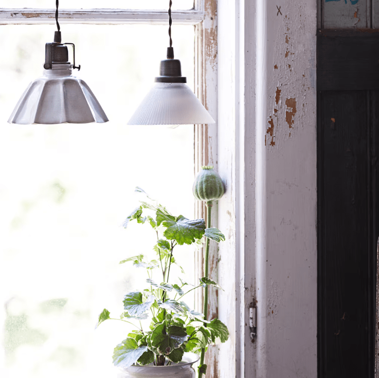Margareta Ø18 Wit raamlamp Van Strömshaga - De lamp heeft geen aansluiting op de muur of het plafond, u kiest dus zelf waar u hem op wilt aansluiten.