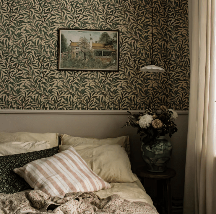 Gustav Ø20 Wit raamlamp Van Strömshaga - Een elegante plafondlamp die klein en strak is en mooi past boven een keukentafel, in een raam of in een slaapkamer.