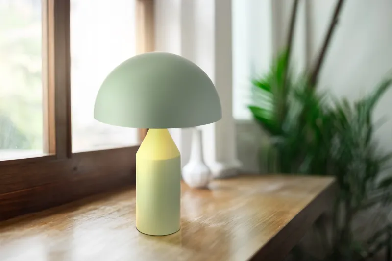 Atoma 40cm Groente tafellamp Van Globo Lighting - Sk&auml;rmen i matt, d&aring;v gr&ouml;n f&auml;rg och vitt skapar en harmonisk kontrast och ger en behaglig ljusspridning.
