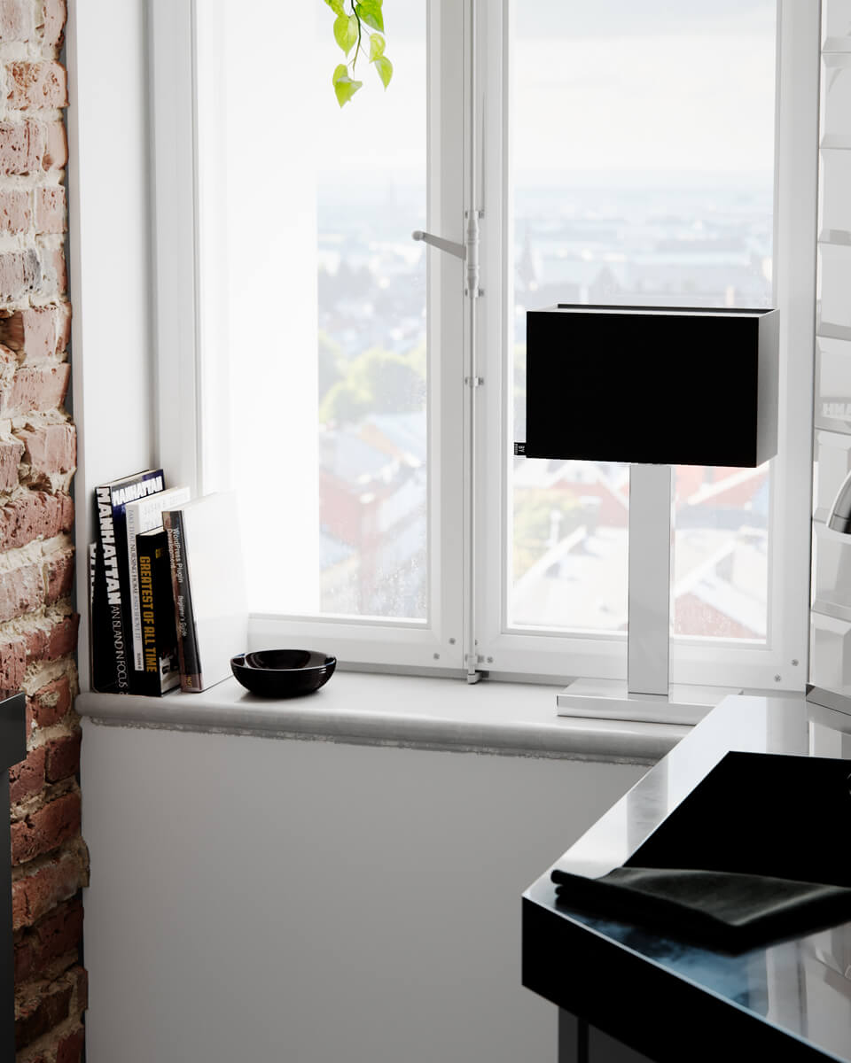 Prime 47cm Chroom tafellamp Van By Rydéns - Ontdek de mogelijkheden met de Prime tafellamp in metaal en stoffen kap en laat het elegante design en de subtiele verlichting een betoverend effect cre&euml;ren in uw raam.