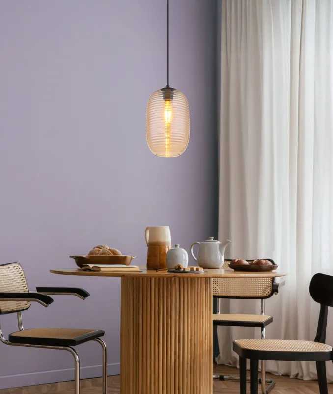 Jefrey Ø20 Amber hanglamp Van Globo Lighting - Denna eleganta taklampa &auml;r utrustad med en rund glaskupa i varm b&auml;rnstensf&auml;rg.