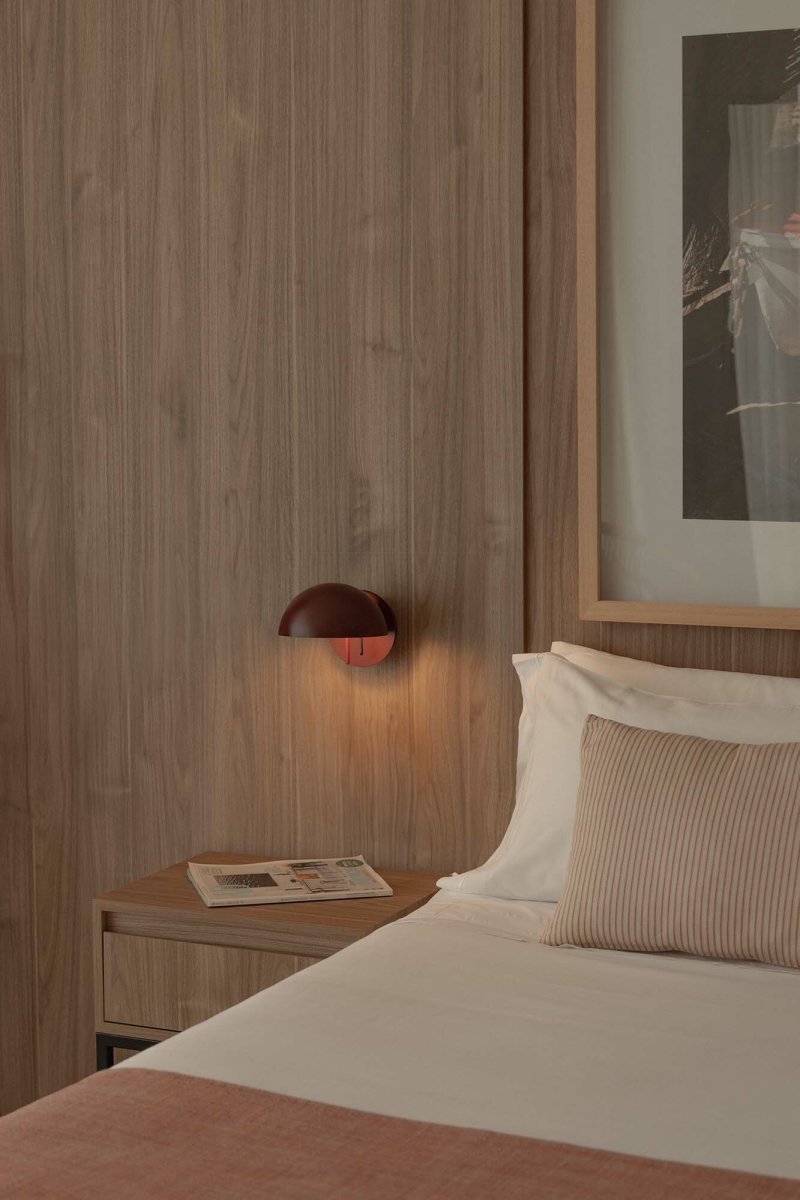 Matilda Ø17 Bourgondië leeslamp Van Faro Barcelona - Matilda is een wandlamp in een diep bordeauxrode tint met een strakke, geometrische vorm die in elke omgeving past.