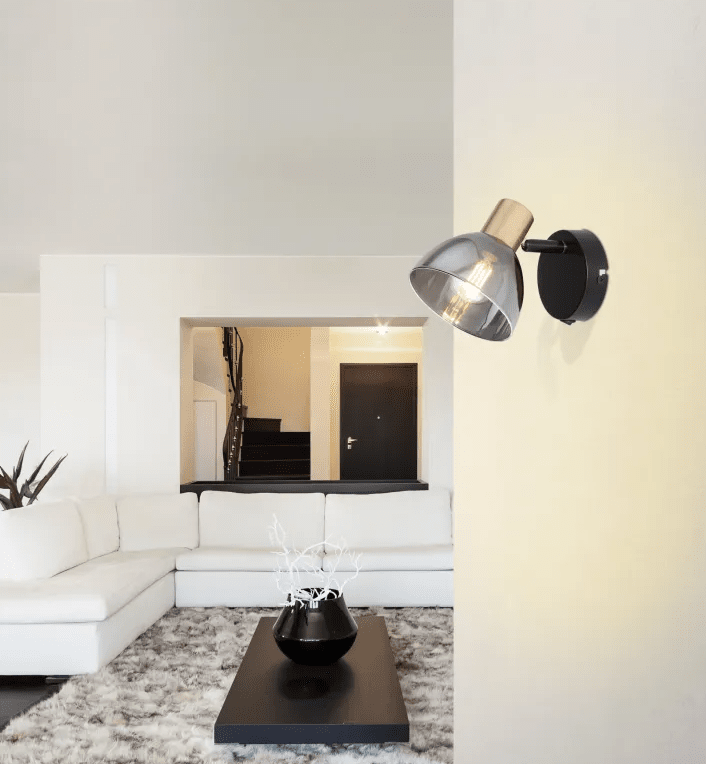 Jay 12cm Zwart leeslamp Van Globo Lighting - De lamp combineert zwart metaal, een matte afwerking en rookglas voor een verfijnde look die past in zowel de woonkamer als de slaapkamer of hal.